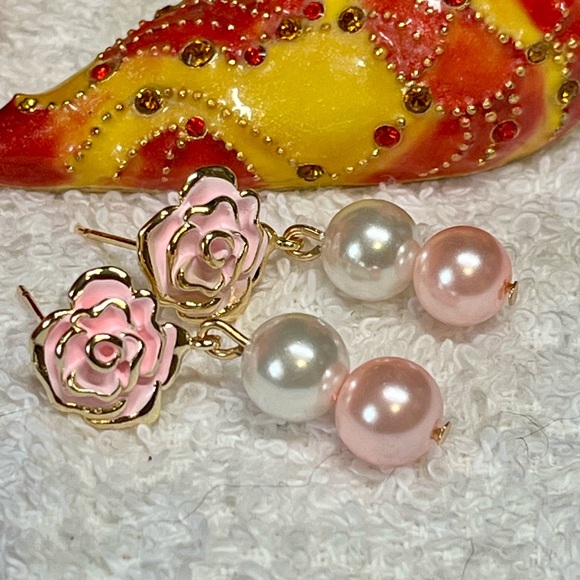 Pink Sea shell pearl earrings-you need to see these - Picture 3 of 8